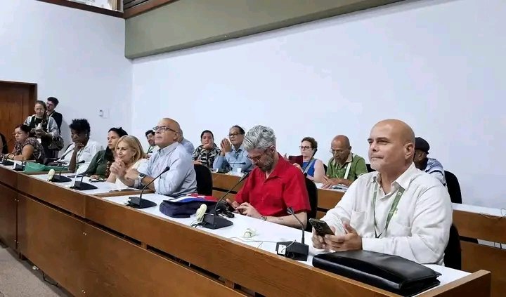 alfonso_noya's tweet photo. Asistimos al foro “Fidel, la Revolución y una comunicación para pensar”,  que nos acercó y convocó al debate sobre el legado del líder cubano. Desafios, alertas, enseñanzas, urgencias, muchas. En el camino a seguir, su presencia: más necesaria que nunca
👇 https://t.co/LQRV6HPMJt https://t.co/1LSKaiQBig