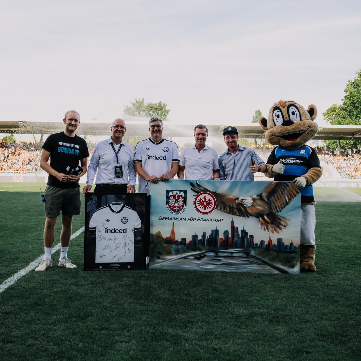 Eintracht's tweet photo. 🤝 @fsv_frankfurt! 🔗🏙️
#SGE | #FSVSGE https://t.co/S1MwghqRhB