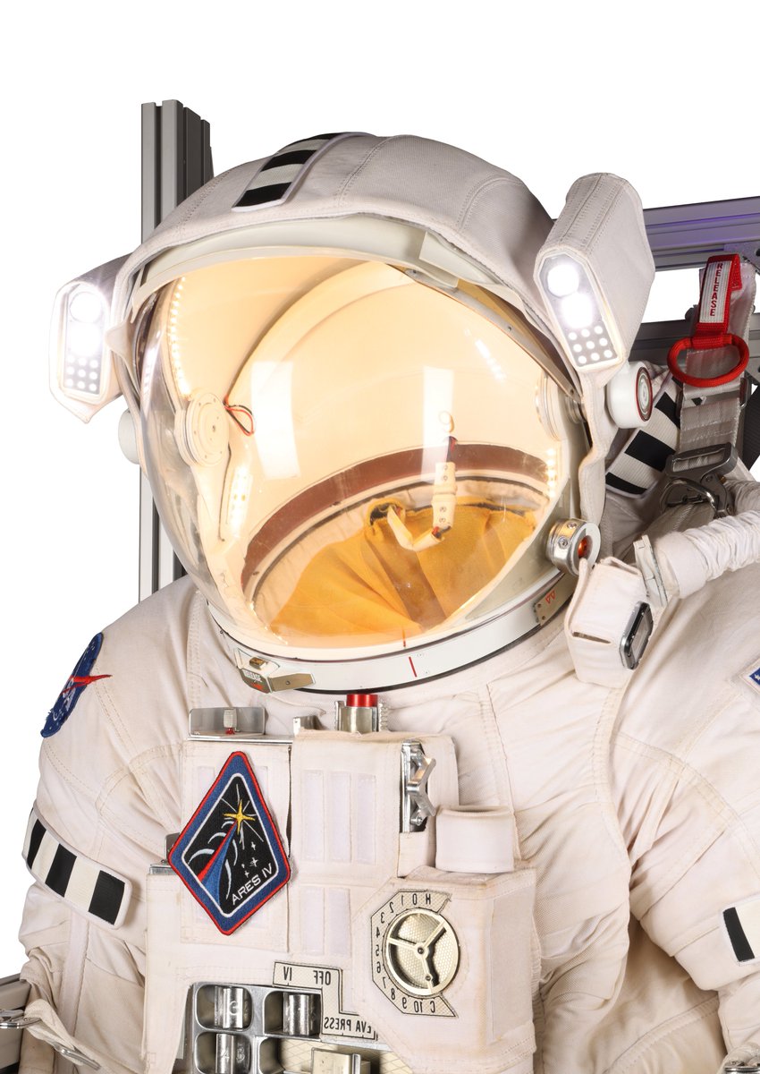 rocketengine's tweet photo. The Martian
Mark Watney's Light-Up EVA Suit
プロジェクト・ヘイル・メアリーの宇宙服がオークションに出てるけど、
原作者の同じオデッセイ（火星の人）の宇宙服も出てました
https://t.co/zyR2GSipSS https://t.co/7LIicqzwev