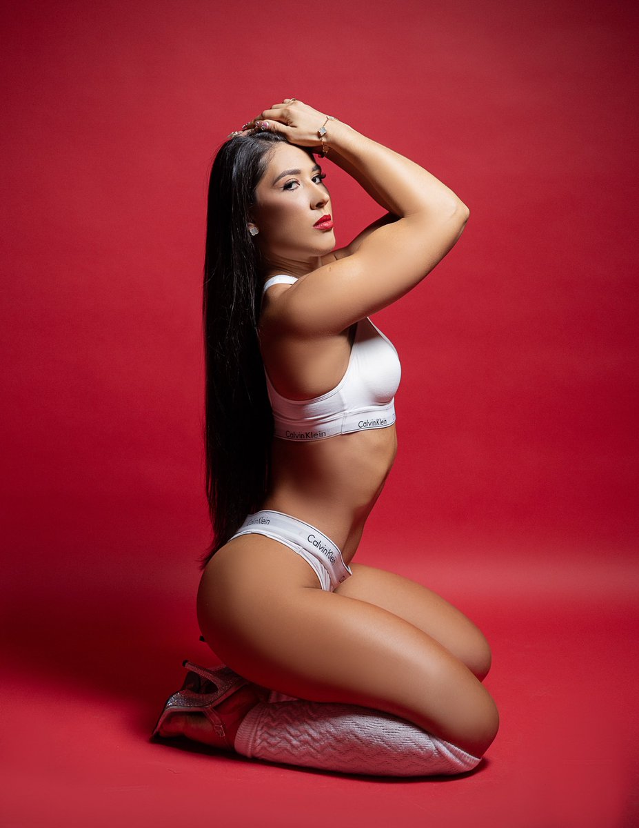 julissamexa's tweet photo. En tu pantalla y en tu mente. 🤍

#julissamexa #moda #luchalibre https://t.co/H8NJAqcvtk