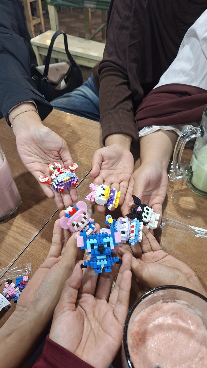 meowngg__'s tweet photo. Padahal baru meet pas kkn tapii trnyataa seruu banget, makasih ya Allah sudah mempertemukan ku dengan org org baik https://t.co/BMAIRcuAnu