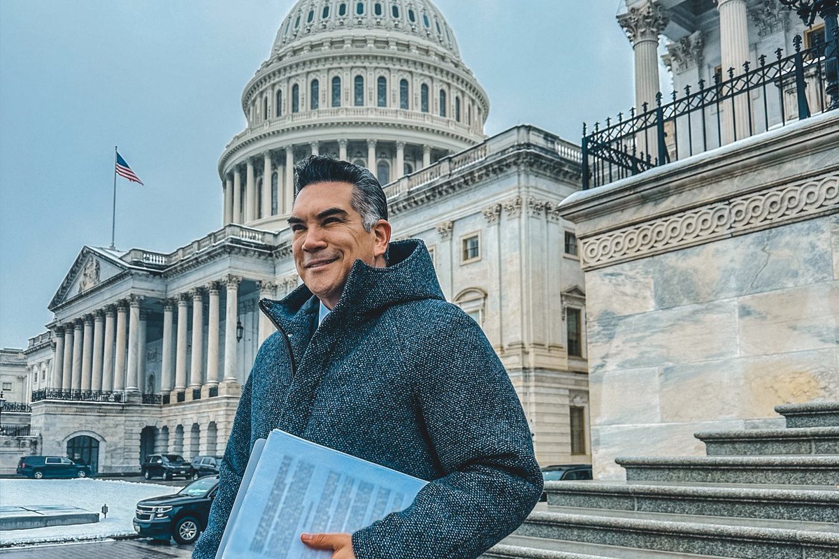 DosRunas's tweet photo. 🚨 Jajaja no puedo con este nivel de ridículo.
@alitomorenoc acaba de hacer su quinto viaje a Washington… y nadie lo pela.
Nadie lo conoce. Nadie lo recibe. Nadie le contesta el teléfono.
Fue a presentar una “denuncia” ante el Departamento de Estado para que sancionen a tres consejeros del INE porque le prohibieron seguir gritando “narcopartido”.
Pidió sanciones bajo la Ley Magnitsky.
Pidió que le quiten la visa a los consejeros.
Pidió, en resumen, que Estados Unidos intervenga en México para salvarlo a él.
Y el resultado:
Silencio absoluto.
Cero reuniones de peso.
Cero respuesta oficial.
Cero impacto.
Mientras él hacía su showcito en Washington, aquí en México detuvieron al contador de su hermano.
Ironía de nivel olímpico.
Como TEA lo veo cristalino en tres segundos:
Ya no es oposición.
Es un hombre desesperado buscando impunidad en el extranjero porque en su propio país se le acabó el oxígeno.
El intento de intervención extranjera no va a suceder. ¡Entérate Lyn May!
Washington no está para salvar corruptos priistas que ya nadie quiere ni en su propia casa.
¿Te suena familiar el patrón?
Primero te mienten, luego te imploran al imperio… y al final se quedan solos.
“Alito el Invisible” en su quinta peregrinación al norte. 🤣
#QuintoViajeAlFracaso #NadieLoPela #TraidorALaPatria