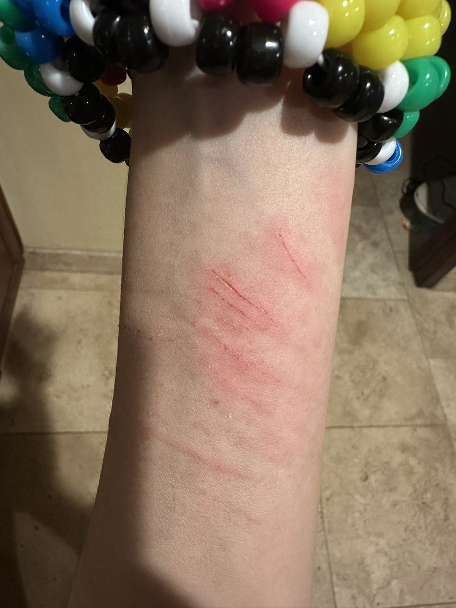 MNTALLYILLKID's tweet photo. It’s what helps me wake up now. Can’t get out of bed without it.
I used one of those Walgreens pocket sized bandaid plastic boxes for this
#shtwt #catscratches https://t.co/vuPVrRhYL3