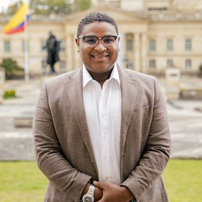 ElPensador75's tweet photo. 🚨 INFORMACIÓN A LA OPINIÓN PÚBLICA:

Como representante de las comunidades negras y desde nuestra trinchera de opinión, comunicamos al país, que el pueblo negro de colombia está feliz y satisfecho y  bien representado por el congresista cámara afro @ODBenavidesA, creemos en su convicción, honradez, firmeza y compromiso, para sacar adelante las comunidades negras de Colombia. No se parece en nada al señor Polo Polo, el cual secuestro nuestra curul y la puso al servicio de los oligarcas de este país. Nada va a empañar la gran labor que viene haciendo, no solo por el pacífico, sino por toda colombia. Tiene nuestro pleno respaldo. Adelante Oscar 🇨🇴✊🏾. Favor RT.