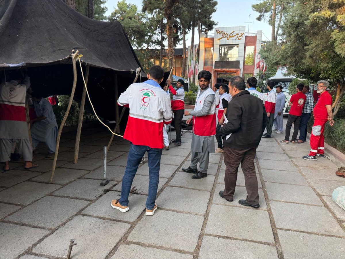 sb_rcs's tweet photo. سجادی، مدیرعامل جمعیت هلال‌احمر سیستان و بلوچستان:
اعضای جوان استان در پنجمین دوره ملی «قدم‌به‌قدم در مسیر بهشت» با هدف مشارکت در برنامه‌های فرهنگی، بشردوستانه و خدمت‌رسانی به زائران حضرت امام رضا علیه‌السلام حضور دارند.موکب حضرت علی‌اکبر علیه‌السلام در همین راستا برپا شده است https://t.co/1FIfXMfT6i