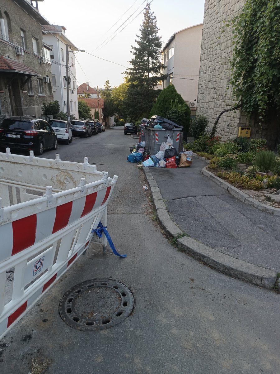 100ka011's tweet photo. @prijavi_problem пошто је надлежној служби требало само месец дана да санирају квар на водоводу, претпостављам да ће сада требари барем 2 да неко закрпи ову рупу. И барем 3 да неко испразни ове контејнере. https://t.co/RJNQV7sjtB