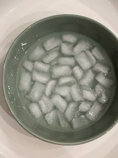 HealthOrganica_'s tweet photo. Here are 9 natural, simple ways to calm your Nervous system  (without medication):

High Cortisol is aging you faster than smoking and tanning beds.

Low libido, achy joints, dark circles, weak muscles.

Sometimes your nervous system needs a signal that you're safe.

Try these:
🧵
1/ Cold water on your face.