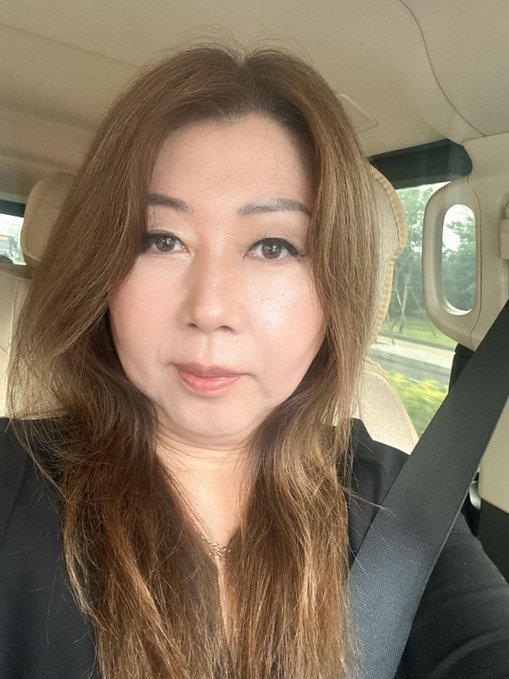 heq568's tweet photo. 45歲了  不太會裝可愛了  
但很會讓男人忍不住一直想我💋
你們會喜歡成熟一點的女人嗎 https://t.co/sTrmral3SL