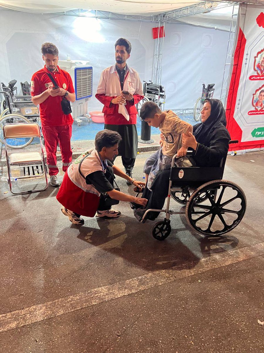 sb_rcs's tweet photo. ⭕️ همراهی جوانان هلال‌احمر سیستان و بلوچستان با زائران رضوی تا حرم مطهر

جوانان جمعیت هلال‌احمر سیستان و بلوچستان در برنامه «قدم‌به‌قدم در مسیر بهشت»، با استفاده از ویلچر، زائرانی را که امکان طی مسیر نداشتند تا حرم مطهر حضرت امام رضا علیه‌السلام همراهی کردند. https://t.co/BQ7VsoWoNB