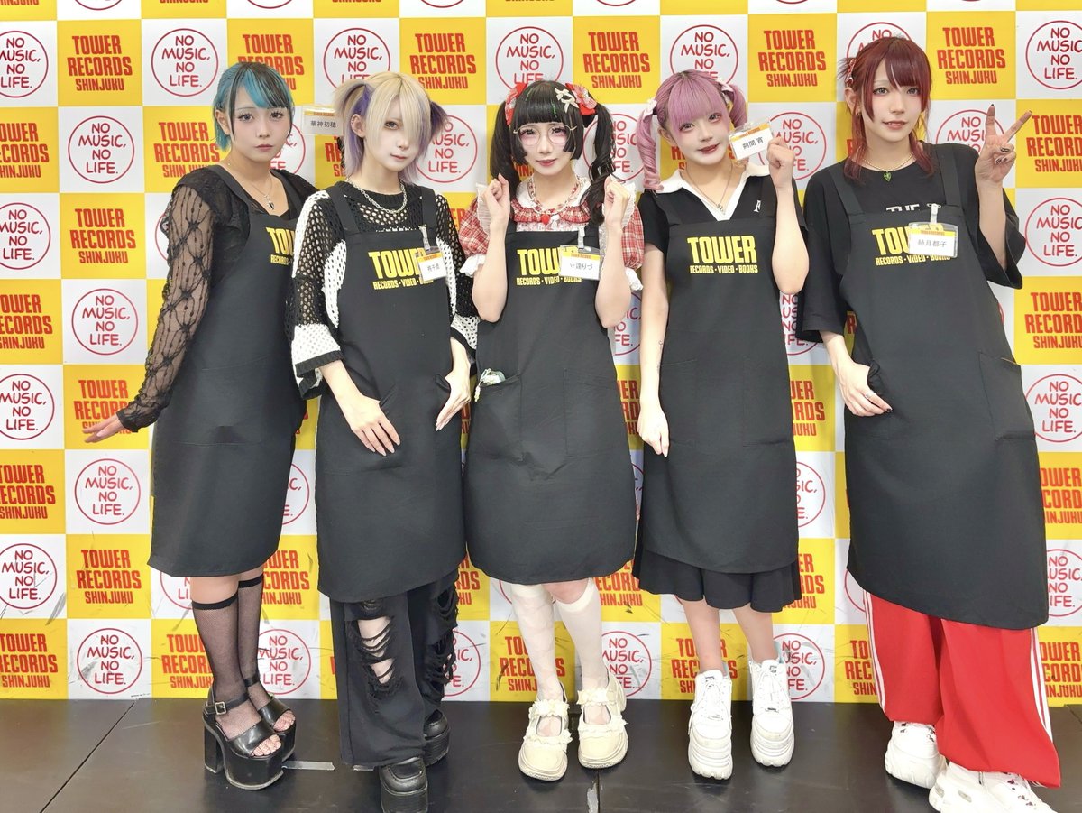 daikivo's tweet photo. ＃花魁道中 FREE LIVE＠ タワーレコード新宿店で開催！緊急開催にもかかわらず沢山の皆様にお越しいただきありがとうございました。貴重なタワレコ店員さんのショットです。 https://t.co/10Gj6xePlT