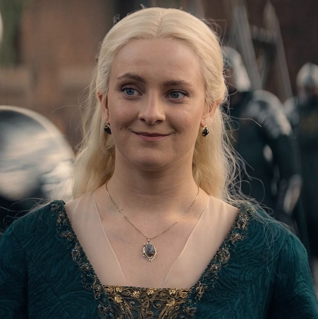 baelastargaryen's tweet photo. helaena post her son’s death vs helaena post being confined to a nice room with luxuries https://t.co/NRYnzGz0zp