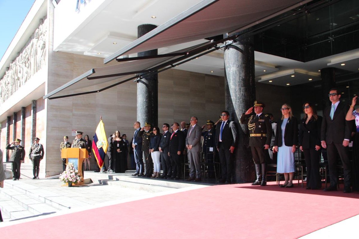 ContraloriaECU's tweet photo. 🏛️ #LaNuevaContraloría | El contralor Dr. Mauricio Torres participó, junto a altas autoridades del Estado, en la ceremonia de Relevo de Guardia de la Escolta Legislativa de la @AsambleaEcuador. 

📌 Este acto refuerza el compromiso con el orden, la seguridad y el respeto a las instituciones democráticas. 

✨ La presencia de la Contraloría simboliza la articulación entre los poderes públicos y el trabajo permanente por la transparencia, la rendición de cuentas y una gestión pública más sólida, en beneficio de la sociedad.