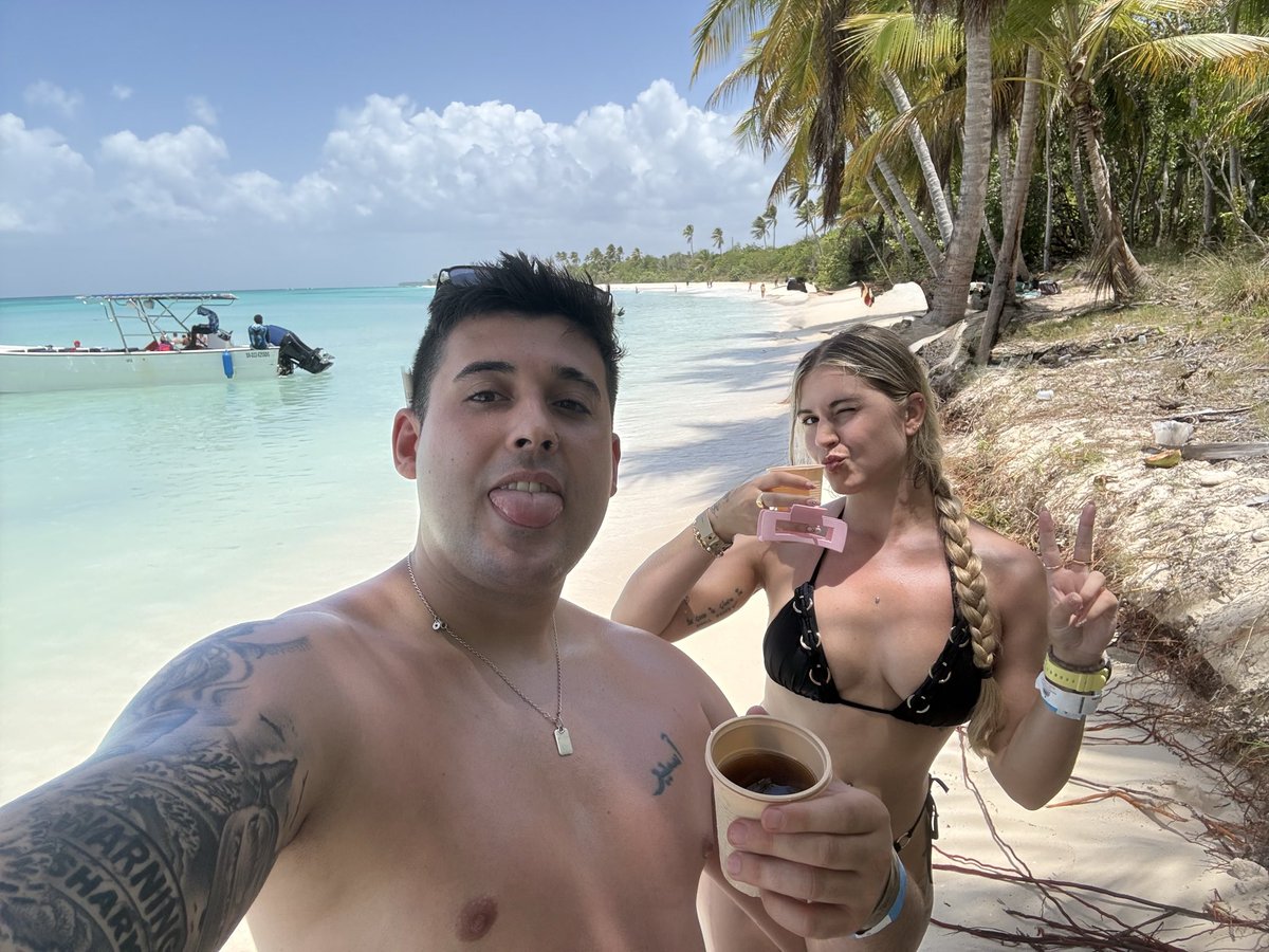 xJiNCh0's tweet photo. Mi pareja (Paco) que sale en la foto con la peluca rubia se acaba de hacer la transición a mujer (Es de Albacete), se ha podido cambiar el nombre de Paco a Galaxya, este viaje me está facilitando todo para hacerme yo también el cambio de género. Sigan viendo https://t.co/I65KmuyFEn