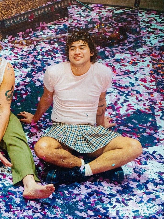 closeasanothrus's tweet photo. Calum5SOS it’s time to bring back this skirt https://t.co/WehNWYHGWY