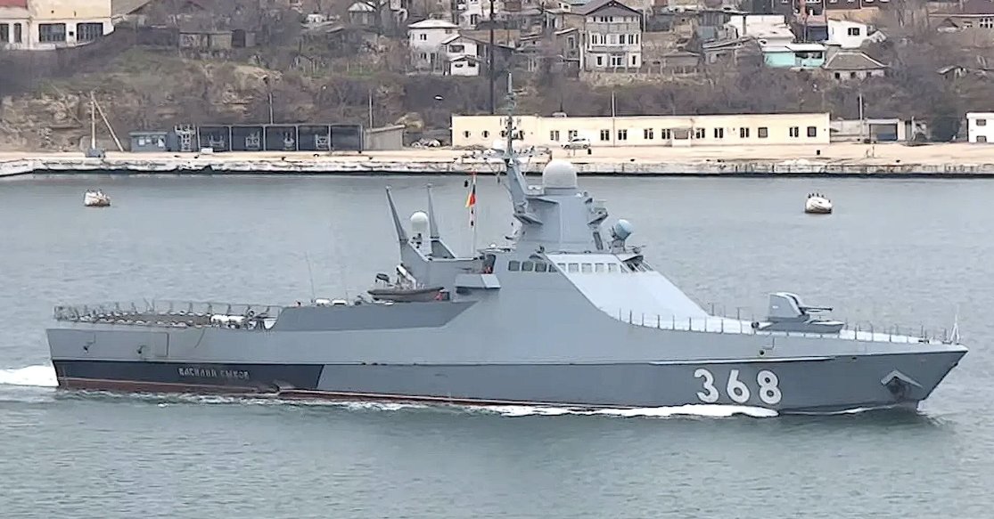 nachomdeo's tweet photo. Otro día negro para la Armada rusa en el Mar Negro
En la operación nocturna del 11 al 12 de agosto contra la base naval de Novorossiysk los drones ucranianos dañarona las fragatas Almirante Essen y Almirante Makarov, portadoras de misiles Kalibr, y el buque patrulla Vasili Bykov. https://t.co/WBbcIJmsPY
