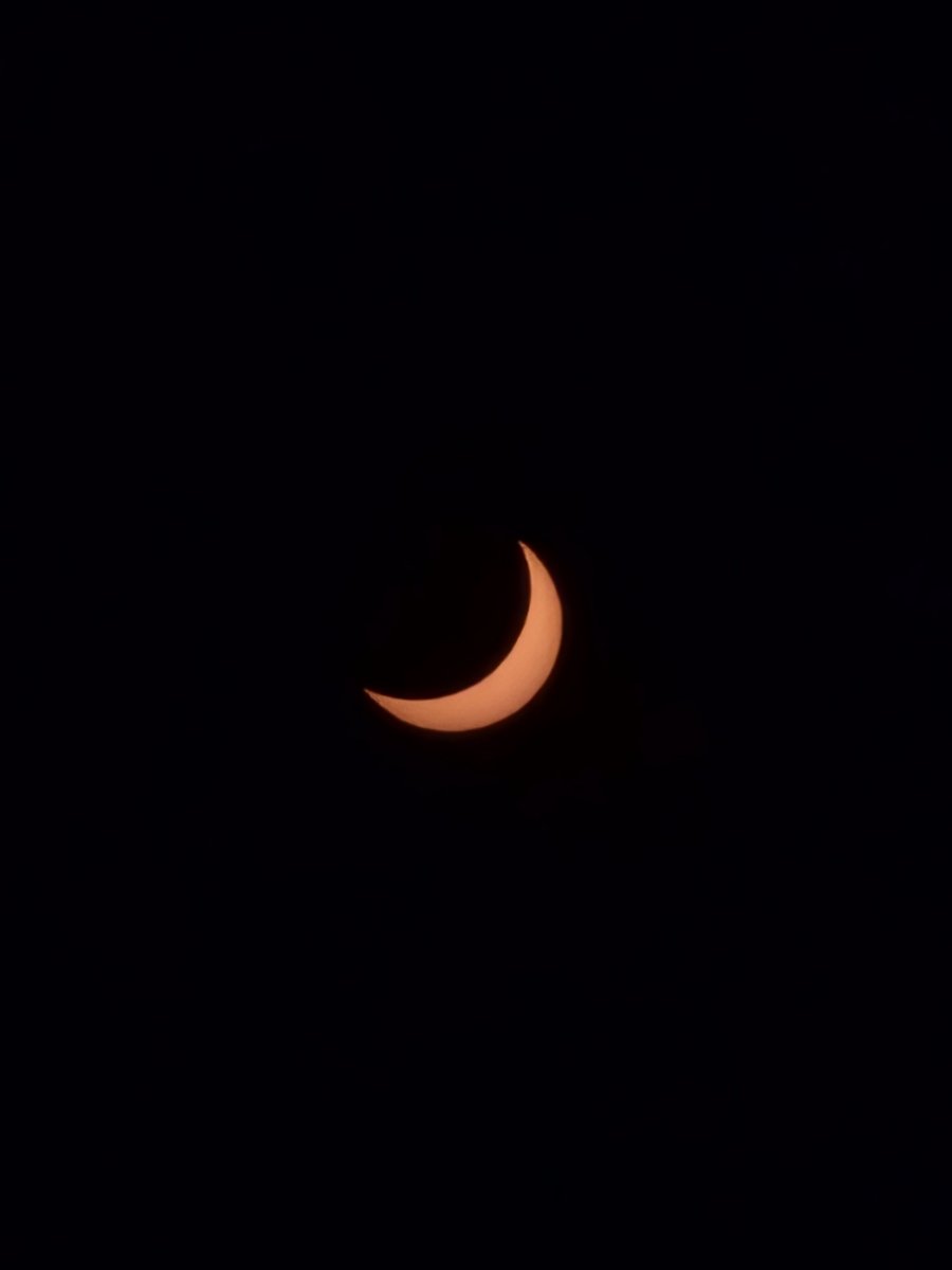 h4selul's tweet photo. os dejo algunas fotillos que he sacado durante el eclipse :o (con el móvil, uno hace lo que puede...) https://t.co/CIMhnp1sM0