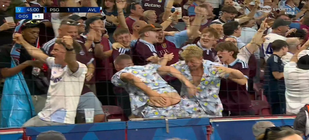 SportsHub_Red07's tweet photo. @brfootball What a talent Madjo !!!! But real talent is that Aston Villa fan showing his 🍑 https://t.co/6JuKJnRJc1