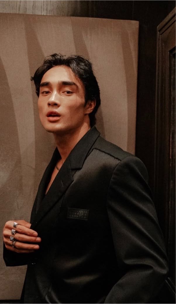 madztrongxx's tweet photo. may it be known to everyone that one of my #stronghat headcanons is:

luis being OBSESSED with max’s hands. he’s always playing with max’s fingers, admiring and loving the way they fit with his.

(max loves the attention. paints his nails and wear rings for this exact reason.) https://t.co/C5lgNndBSR