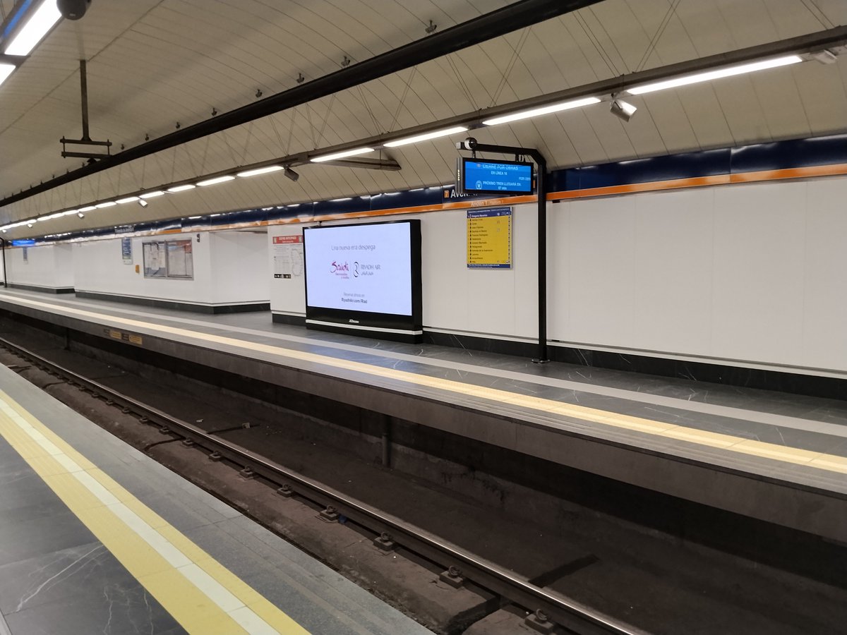 Alberto15976837's tweet photo. Así arreglan los andenes los de la EMT dejan un lado del andén sin asientos para que los pasajeros descansen y esperen las largas demoras que traen ,sobre todo en época estival ,los trenes . Y es una reforma de hace un año ,¿no se han podido gastar más cuartos en poner 4 bancos? https://t.co/343qLymDq0