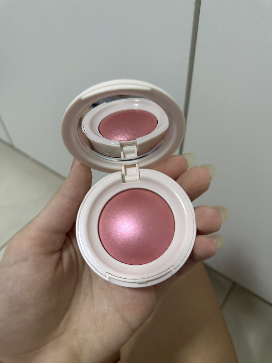 kookismoo's tweet photo. esse blush é tão lindo, tão delicadinho🥹 https://t.co/GIOePwXFlk
