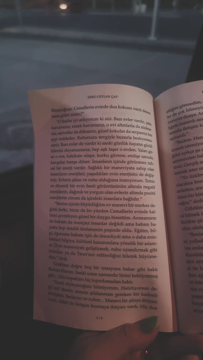 beetingzz's tweet photo. Elime ulaştıktan sonra, tek solukta iki günde bitiveren, iki gündür beni başka bir dünyanın içine çeken o kitap.. Diyor ki;  ruhu ile bağlantı kuramayanların vay haline.. https://t.co/nkJgF2l4xQ