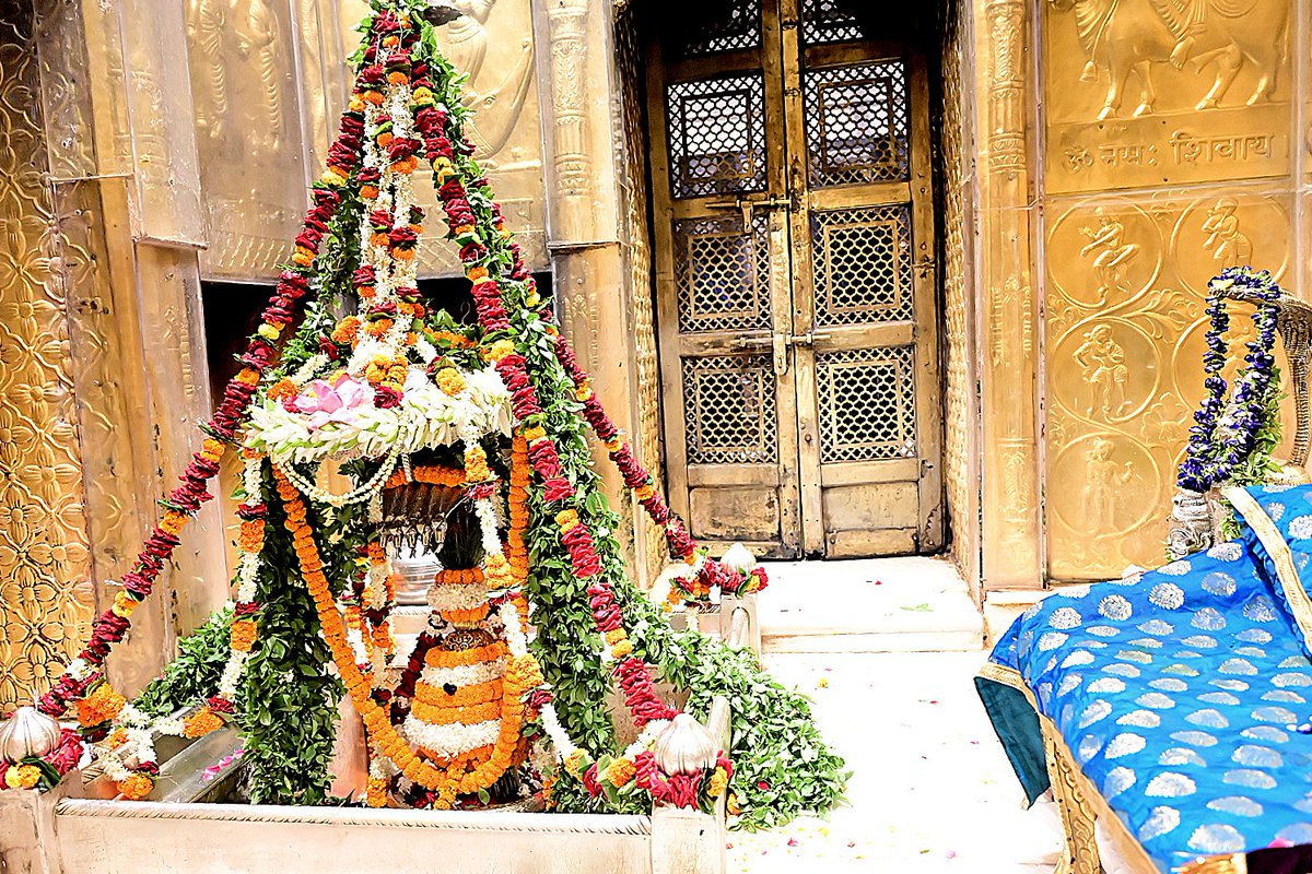 ShriVishwanath's tweet photo. श्री काशी विश्वनाथ जी की शयन आरती I
#kashivishwanath #kashi #hindu #sanatandharmaहमारे https://t.co/iX4Jd9nYM1