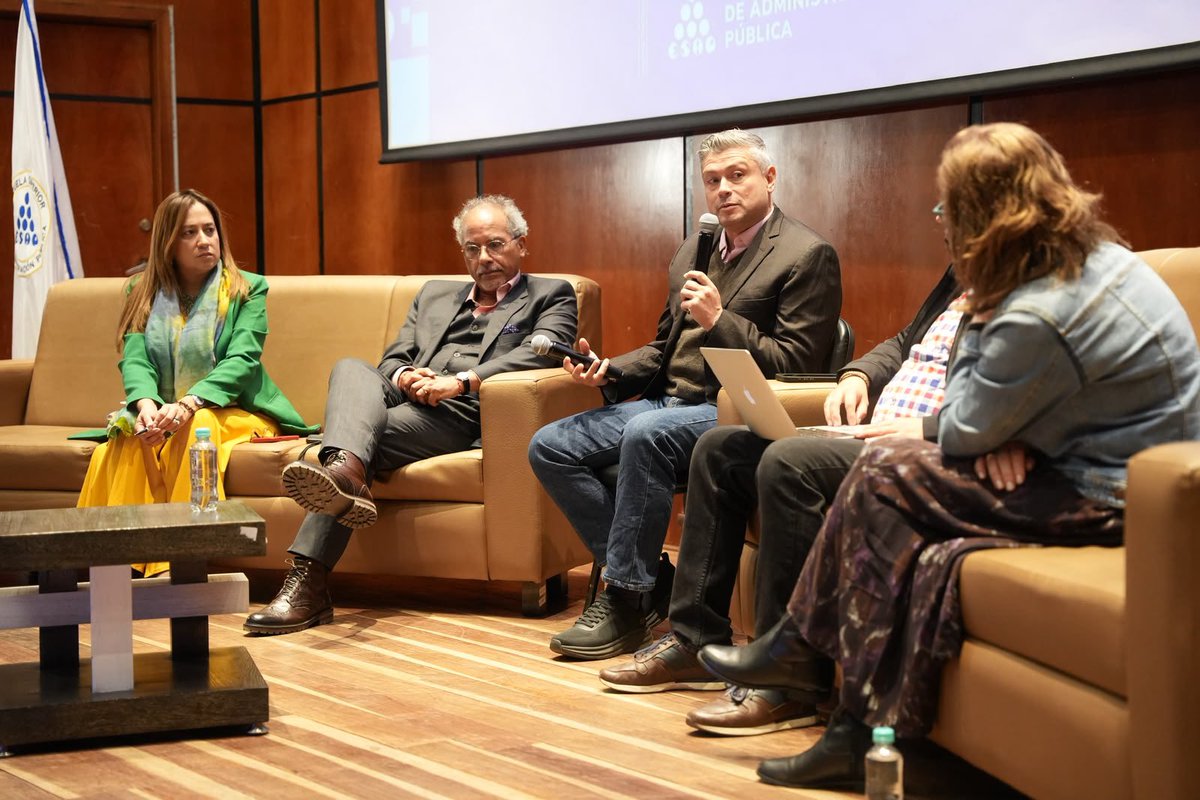ESAPOficial's tweet photo. Nuestra agenda continúa con el panel “Diez años de la Maestría: trayectoria, aprendizajes, impacto y retos para la construcción de paz en Colombia”. En este espacio, docentes de la ESAP, egresados y estudiantes conversan sobre el camino recorrido desde la firma de los Acuerdos de La Habana, sus avances y desafíos, y el aporte de la maestría al estudio de las transformaciones que ha vivido el país durante esta década.