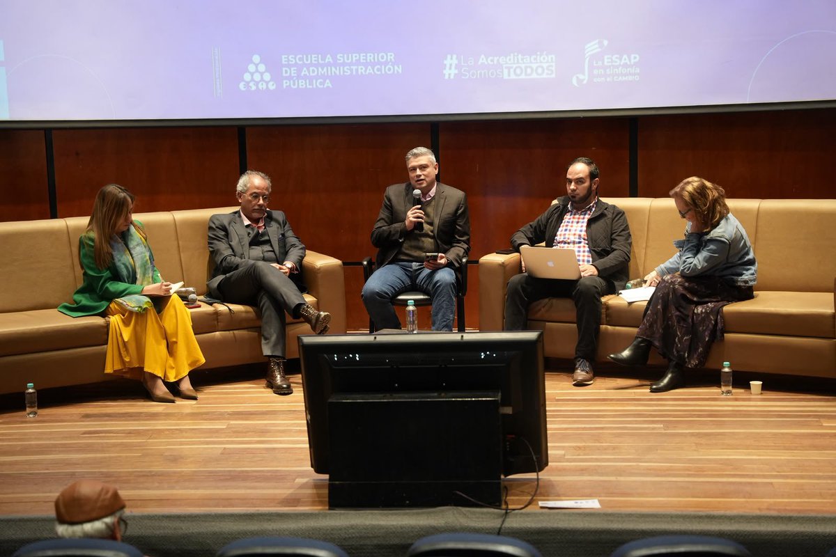ESAPOficial's tweet photo. Nuestra agenda continúa con el panel “Diez años de la Maestría: trayectoria, aprendizajes, impacto y retos para la construcción de paz en Colombia”. En este espacio, docentes de la ESAP, egresados y estudiantes conversan sobre el camino recorrido desde la firma de los Acuerdos de La Habana, sus avances y desafíos, y el aporte de la maestría al estudio de las transformaciones que ha vivido el país durante esta década.
