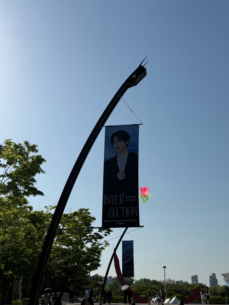 flowerdamae's tweet photo. gila kalo dipikir idol mana yg ngebet tetep bikin konser pake uang pribadi demi fans dgn keadaan gak digaji setahun😥 pdhl bisa gak usah maksa &amp; gak jadi konser loh…. 
hufttttt gini ya rasanya diperjuangin &amp; cintanya setara 🥹 and glad i was there https://t.co/sluzEZuUHt