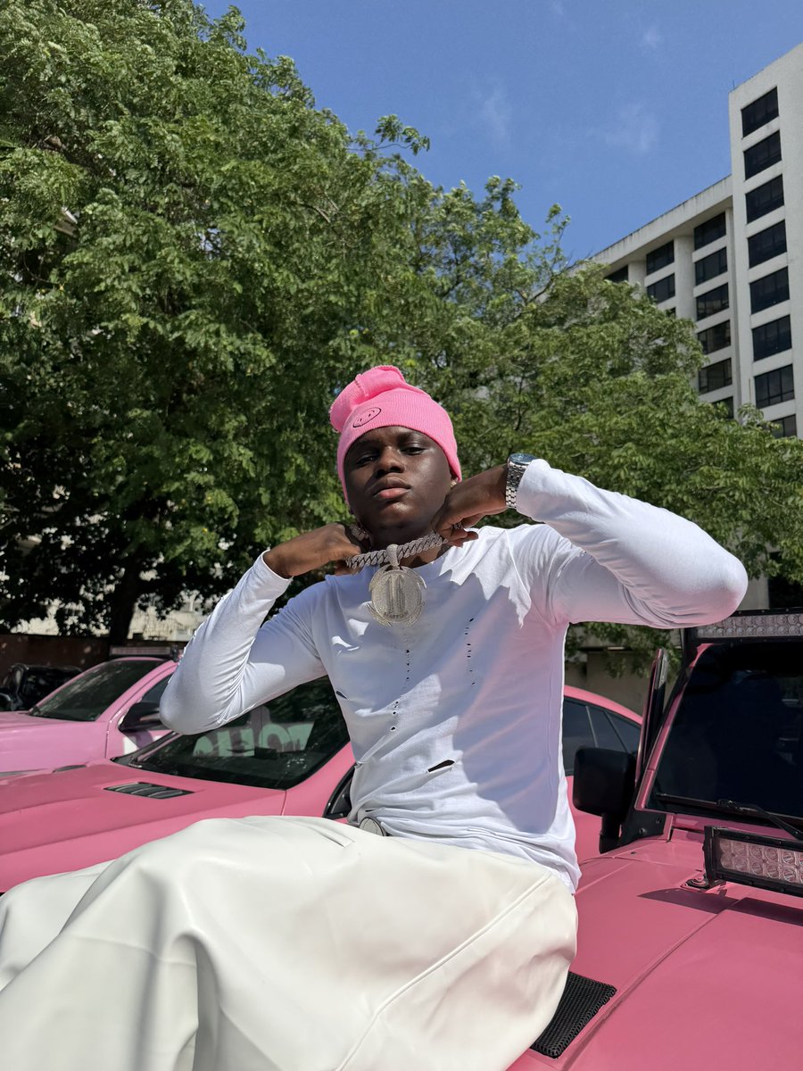 AyoMaff's tweet photo. 1 boy 4 toys 🩷🩷🩷🖤
maybe because my mum couldn’t afford to buy me toys when I was younger..🙂‍↕️.     HIGHSTAR the album otw🥷 https://t.co/vHWBYXqAZf