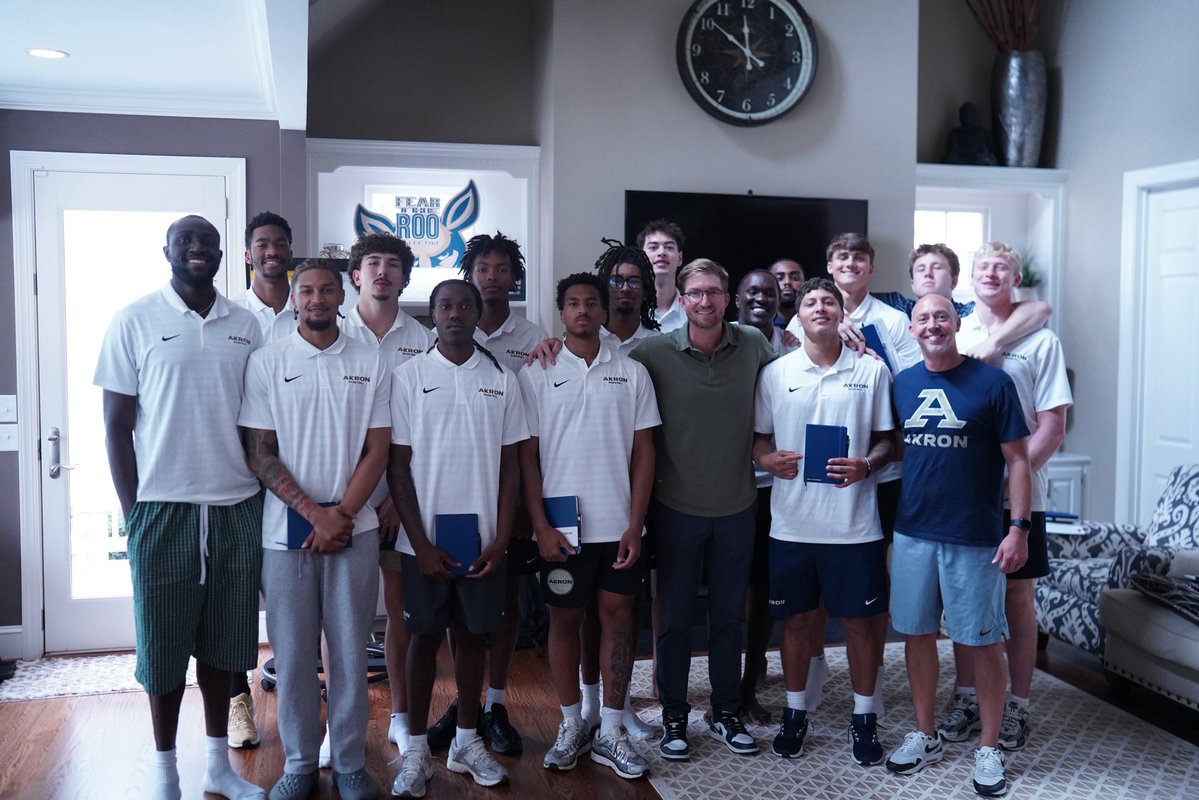 ZipsMBB's tweet photo. Team Retreat 2026 Pt. 2, A Special thank you to Seth Kindig, Shane Cockrill, and Giant Leadership for coming down and speaking to the team!
#GoZips🦘 https://t.co/mF9d0KZ3rP