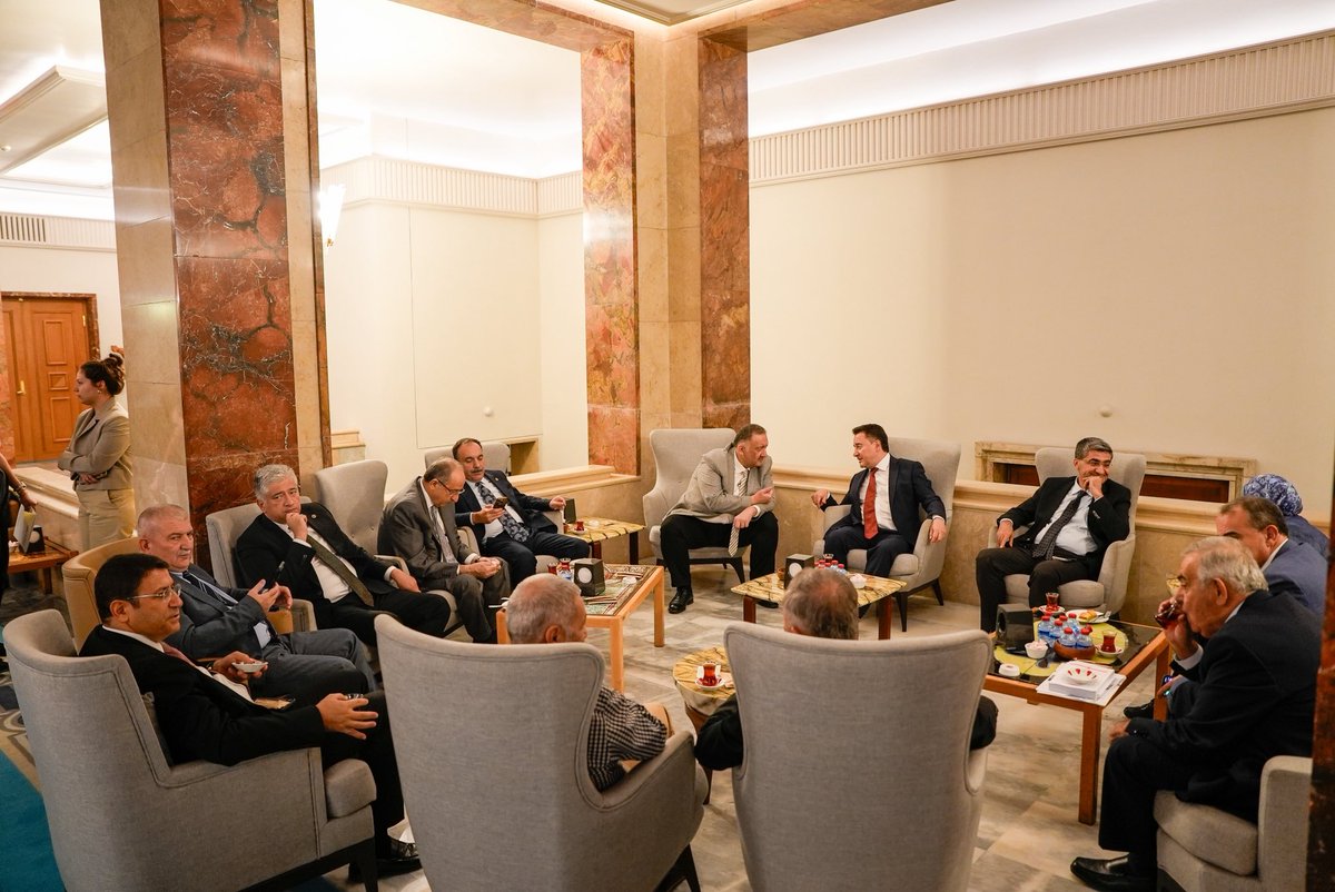 emin_ekmen's tweet photo. Genel Başkanımız Sayın Ali Babacan, 9 Ağustos gecesi Meclisimizde milletvekillerimizle bir araya gelirken, 28. Dönem 4. Yasama Yılı'nın son çalışma gecesi olan 10 Ağustos'ta ise Milli Dayanışma ve Toplumsal Bütünleşmenin Güçlendirilmesine Dair Kanun Teklifi'nin Genel Kurul'daki görüşmeleri sırasında Saadet Partisi Genel Başkanı Sayın Mahmut Arıkan ve Yeniden Refah Partisi Genel Başkanı Sayın Fatih Erbakan ile birlikte Meclisimizi ziyaret etti.

Kanun teklifinin görüşmeleri ve yürütülen süreç boyunca gösterdiği hassasiyet, yakın ilgi ve desteği için Sayın Genel Başkanımıza teşekkür ediyoruz.

Türkiye'nin toplumsal barışına ve demokratik geleceğine katkı sunacak bu sürecin sağlıklı şekilde ilerlemesi için üzerimize düşen sorumluluğu yerine getirmeye devam edeceğiz.