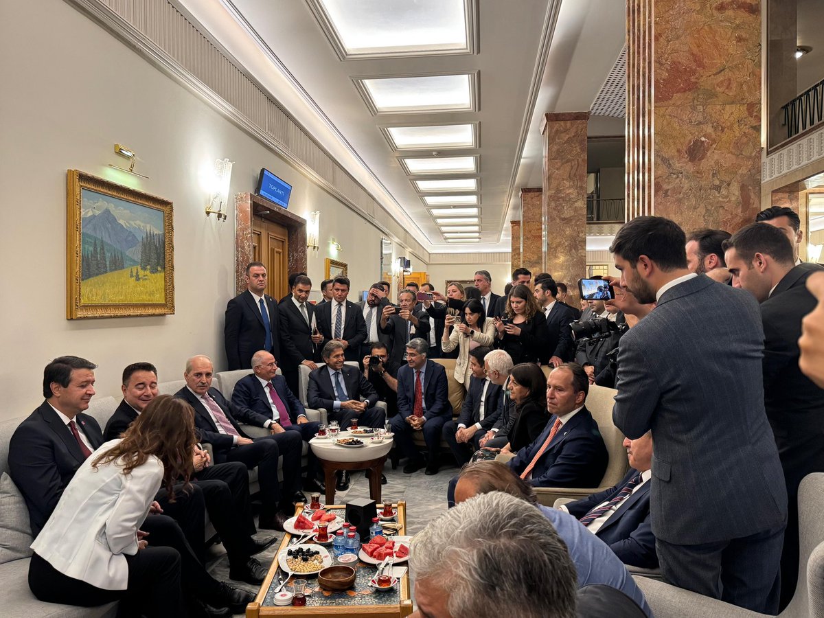 emin_ekmen's tweet photo. Genel Başkanımız Sayın Ali Babacan, 9 Ağustos gecesi Meclisimizde milletvekillerimizle bir araya gelirken, 28. Dönem 4. Yasama Yılı'nın son çalışma gecesi olan 10 Ağustos'ta ise Milli Dayanışma ve Toplumsal Bütünleşmenin Güçlendirilmesine Dair Kanun Teklifi'nin Genel Kurul'daki görüşmeleri sırasında Saadet Partisi Genel Başkanı Sayın Mahmut Arıkan ve Yeniden Refah Partisi Genel Başkanı Sayın Fatih Erbakan ile birlikte Meclisimizi ziyaret etti.

Kanun teklifinin görüşmeleri ve yürütülen süreç boyunca gösterdiği hassasiyet, yakın ilgi ve desteği için Sayın Genel Başkanımıza teşekkür ediyoruz.

Türkiye'nin toplumsal barışına ve demokratik geleceğine katkı sunacak bu sürecin sağlıklı şekilde ilerlemesi için üzerimize düşen sorumluluğu yerine getirmeye devam edeceğiz.