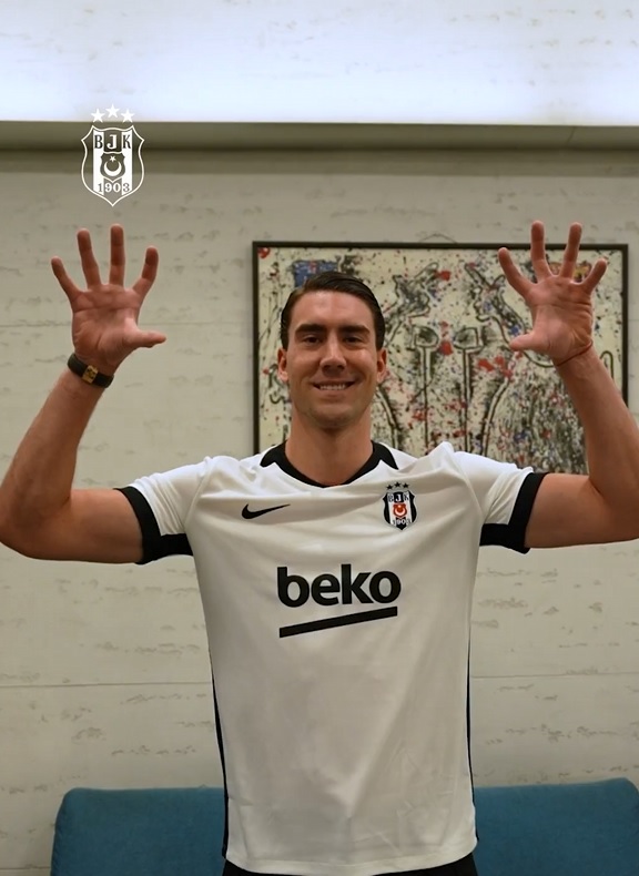futbolarena's tweet photo. ⚫⚪ Vlahovic 21.30'da İstanbul'da. 
🟡🔵 Lukaku 22.00'de İstanbul'da. https://t.co/fjFVj9pLJL