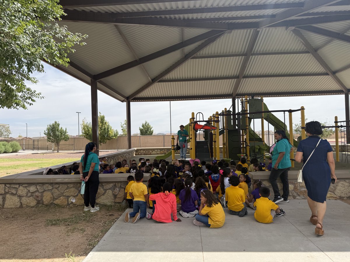Mruiz18_SISD's tweet photo. Does this look like 1st grade lunch recess? It does when safety is a priority! Thank you, Miss Claudia, for reinforcing safety rules 🛝 #TopHero https://t.co/8sTHNSpKoM