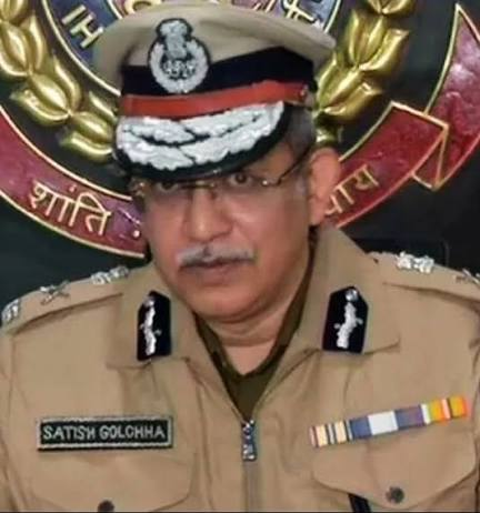 PrashantTandy's tweet photo. अमित शाह को ये भी जवाब देना है कि 17 जुलाई की सुबह दिल्ली के पुलिस कमिश्नर को अचानक क्यों हटाया गया?
17 जुलाई को ही नये पुलिस कमिश्नर अनुराग कुमार ने चार्ज ले लिया और अगले ही दिन 18 जुलाई को सोनम वांगचुक को पुलिस ने नाटकीय ढंग से जंतर मंतर से हटा कर अस्पताल में भर्ती करा दिया.
सवाल है कि क्या सतीश गोलचा उस कार्यवाही के लिये राज़ी नहीं थे जो 20 जुलाई को अंजाम दी गई?
गोलचा दिल्ली में वृक्षरोपड़ कार्यक्रम में थे जब उन्हे हटाये जाने की सूचना मिली. 
गोलचा को नई पोस्टिंग भी नहीं दी गई और उन्हे एलजी को रिपोर्ट करने को कहा गया. उनके रिटायरमेंट में 11 महीने बचे थे. 
गृह मंत्री अमित शाह, गृह सचिव और सतीश गोलचा के बीच 17 जुलाई से पहले जंतर मंतर को लेकर क्या बातचीत हुई थी?