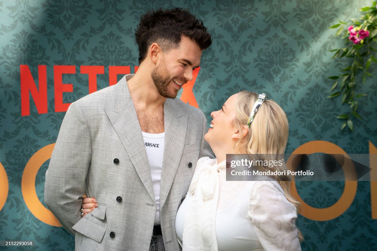 valgarzag's tweet photo. How having chemistry and look ethereal with your partner looks like 🤭💙🩵 https://t.co/qNw011LkXE