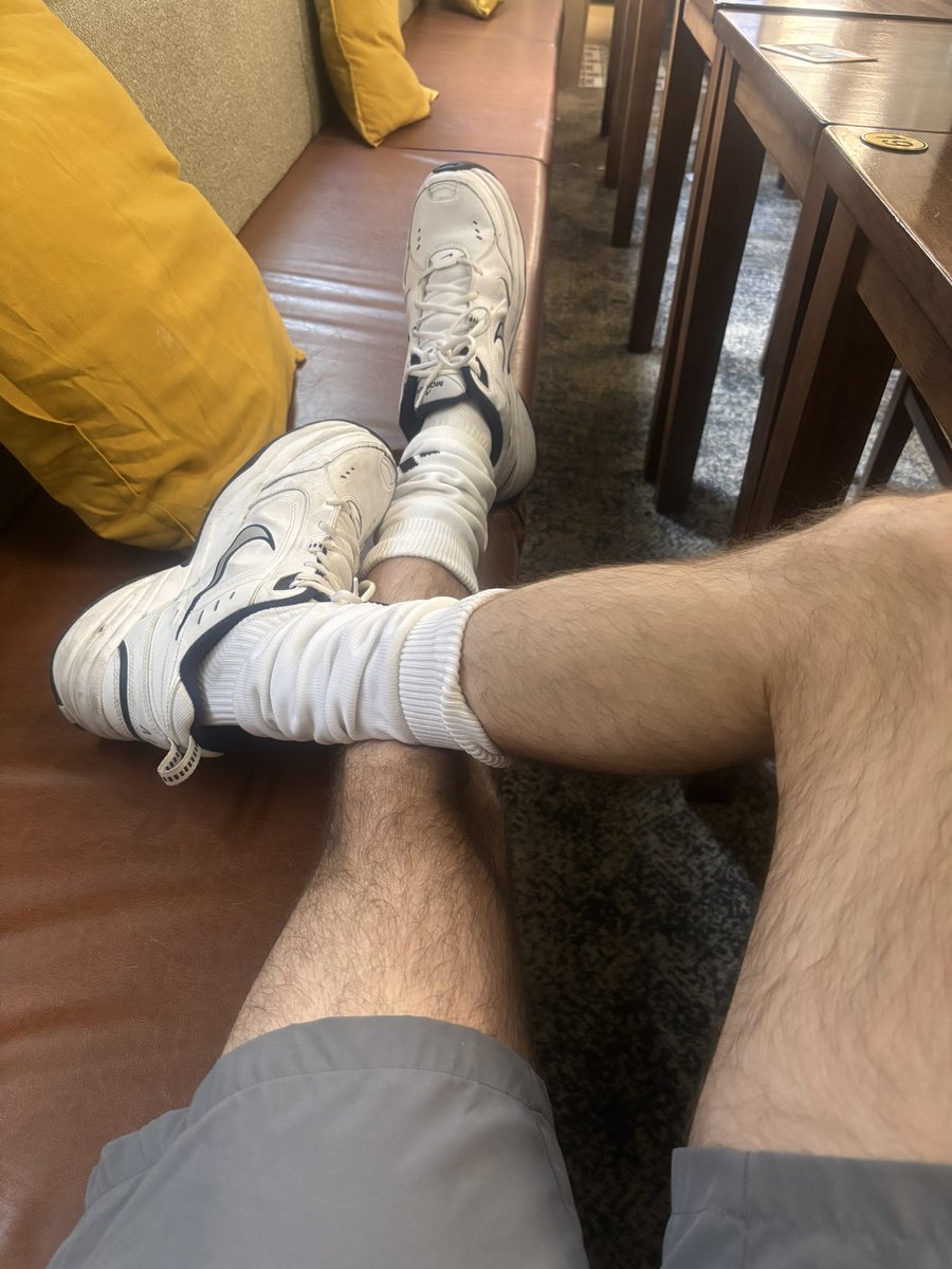 MasterJ414's tweet photo. Feet up pre football pints🍺
#findom https://t.co/n6TSQE62YW