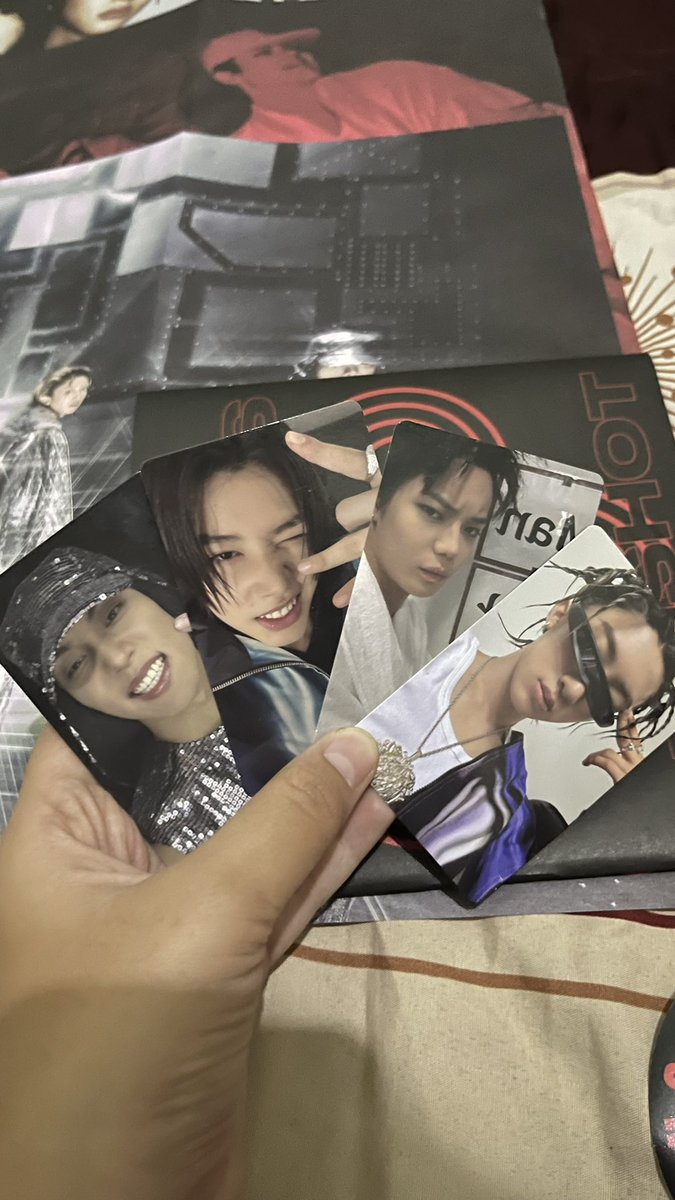 rxyaee's tweet photo. WTS ALBUM LNGSHOT (standar ver)
Price: 300k
Kondisi masih aman karena dipajang doang😆
Masih full set yaa, CD + PC all member, sticker, 3 folded poster
Buat kakak-kakak yang lagi nyari Album Lngshot standar ver boleh dm ya‼️
📍Pengiriman dari Bandung, Jawa barat🙇🏻‍♀️ https://t.co/F1cEyXD9Tu