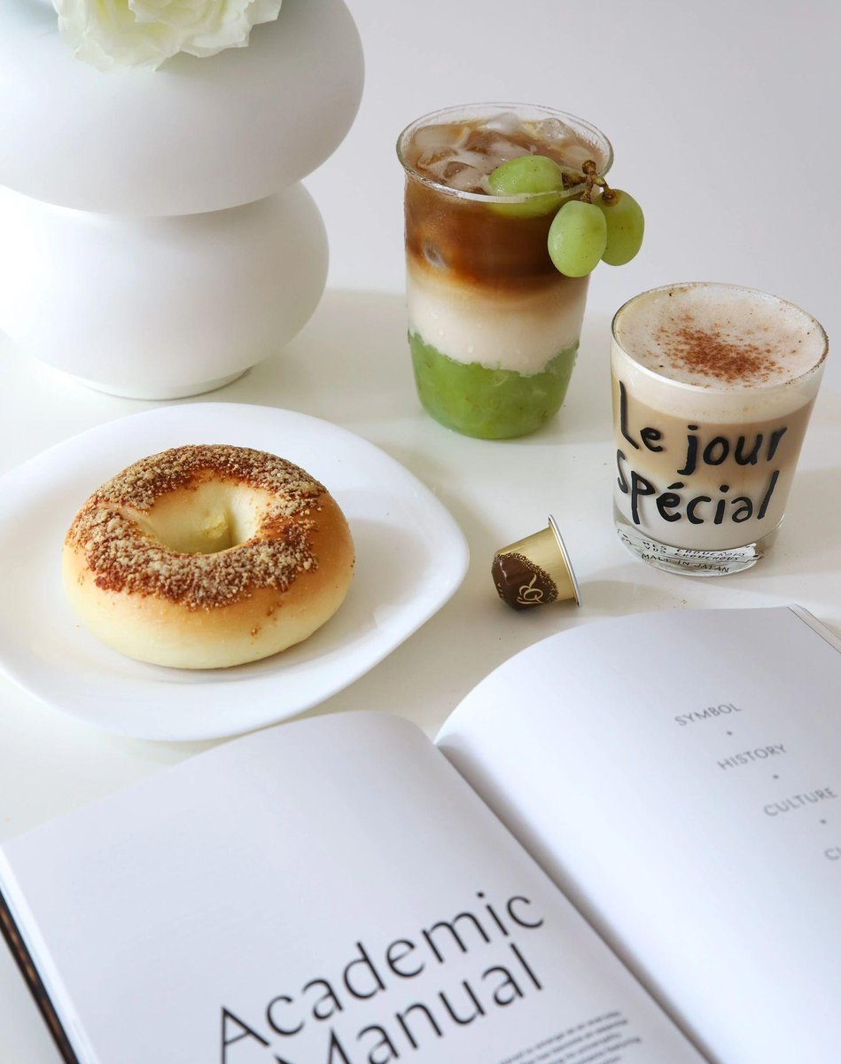 Parameshakr3's tweet photo. This 5-minute iced oat milk latte with vanilla syrup u0026 a sprinkle of cinnamon is the perfect cozy pick-me-up for busy mornings!  Save this quick recipe now! https://t.co/aoFsK4Lg0P