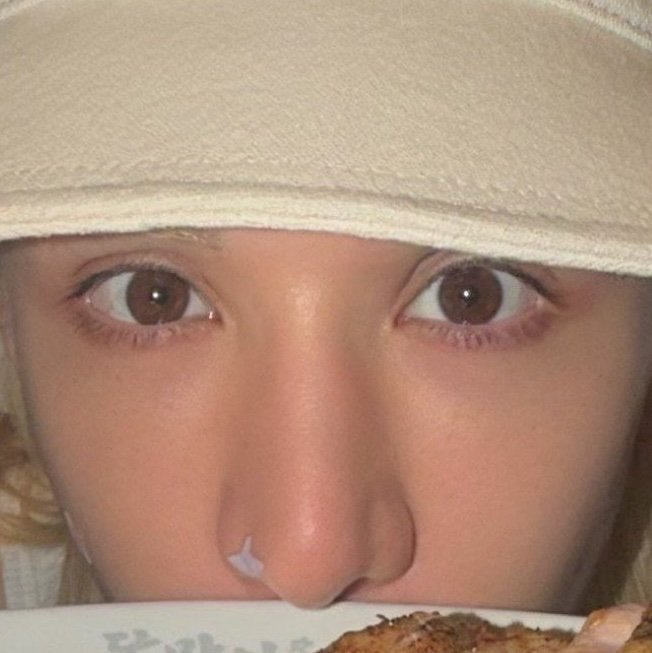 hattitiz's tweet photo. PIMPLE PATCHES EVERYWHERE THERE ARE STARS IN HER EYES BUT ALSO ON HER SKIN https://t.co/zQUQNcUWGS