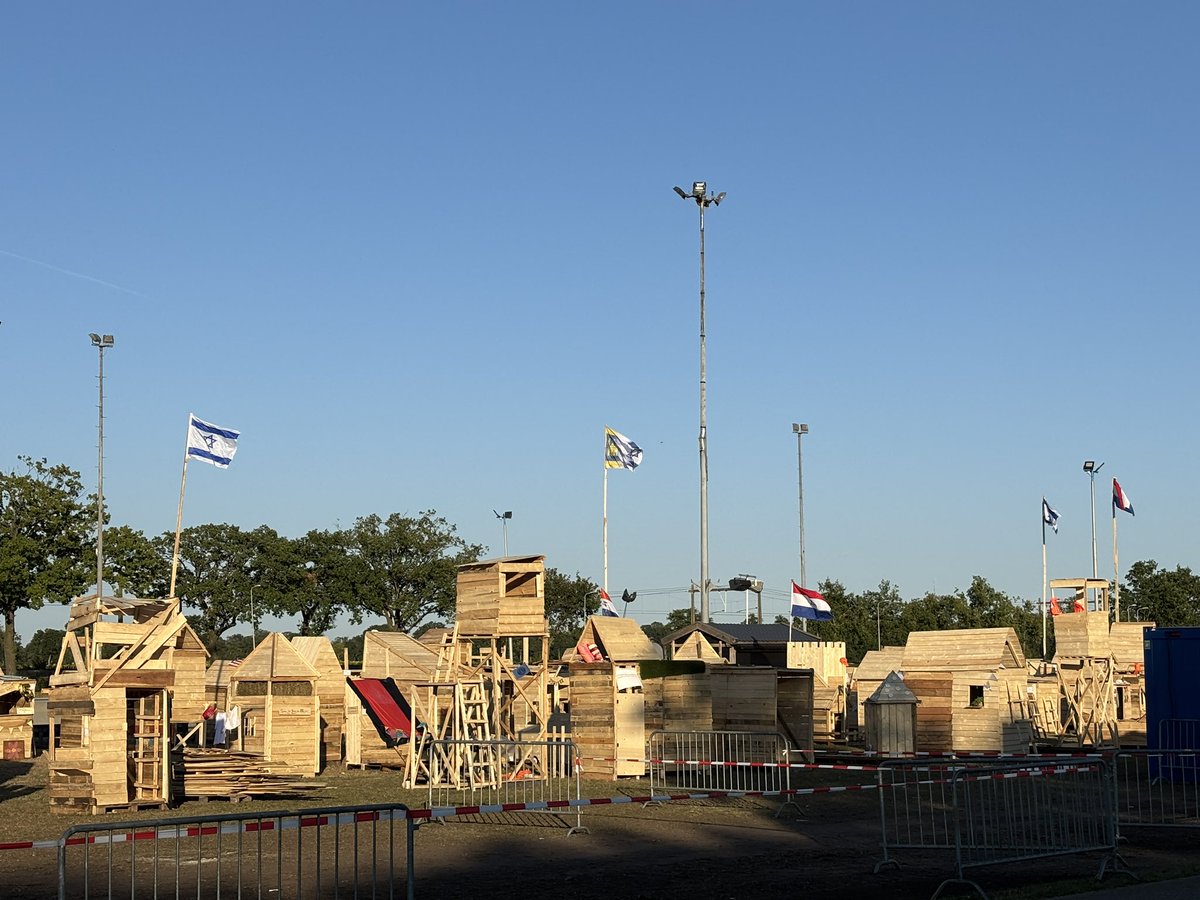 JongSytse's tweet photo. Huttendorp Staphorst in aanbouw. Nederlandse vlaggen wapperen gebroederlijk naast die van Israël. Er is zelfs een combinatievlag van gemeente Staphorst en Israël. Hartverwarmend dit. https://t.co/sRHZe8vGMM