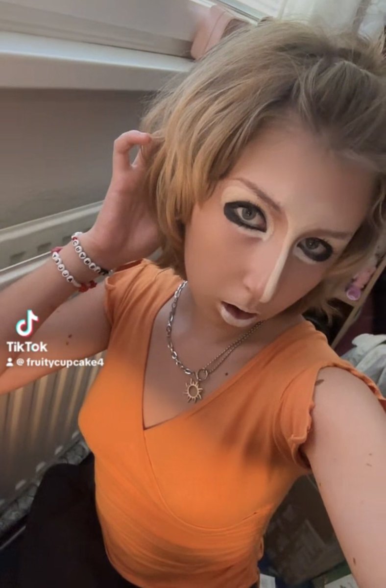 itstinabow_'s tweet photo. Me when i forgor foundation so i take pictures trough a tiktok foundation filter https://t.co/zUYIKOae5n