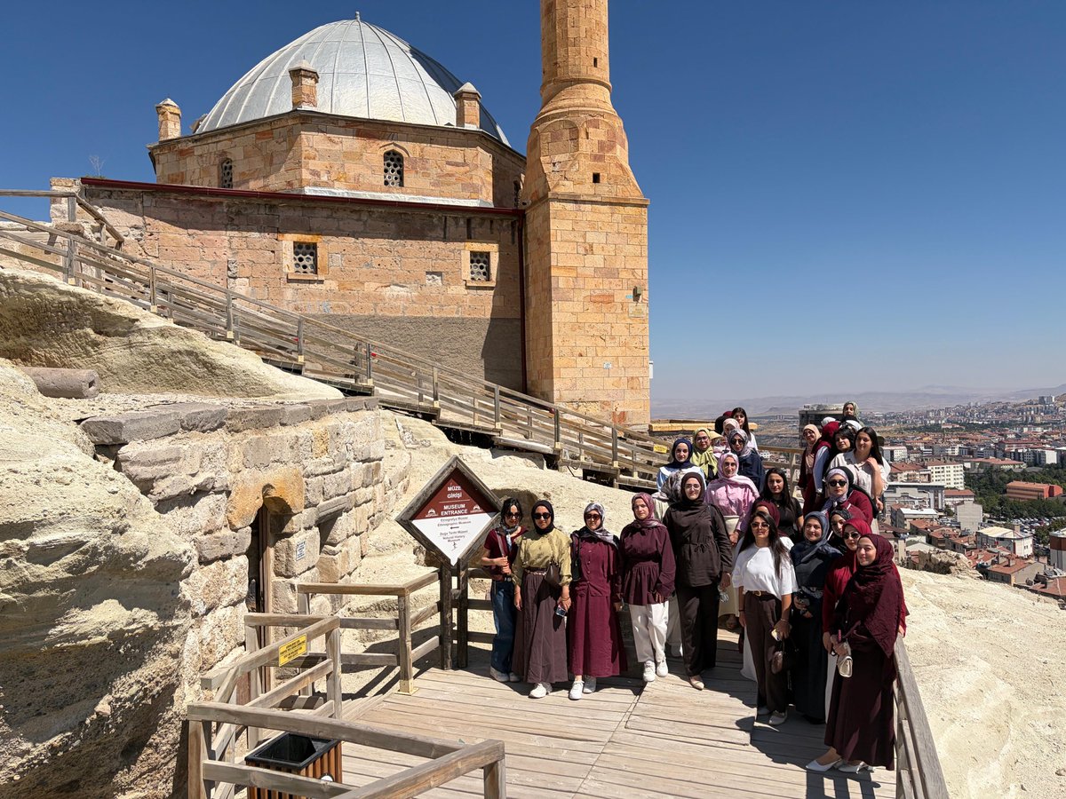 GSB_HaskoyGm's tweet photo. 🎈 Kapadokya’da keşif dolu bir gün!
Gençlerimizle birlikte Kapadokya’nın eşsiz güzelliklerini keşfederken hem eğlendik hem de unutulmaz anılar biriktirdik. 🏜️✨
#gsbgm https://t.co/jBIrHCbTi5
