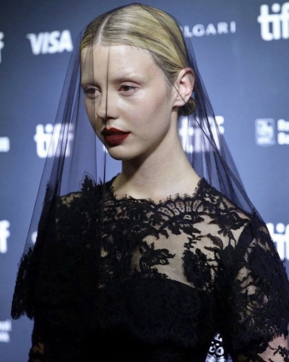 gothsfilms's tweet photo. one of her best premiere looks https://t.co/M0Hjo7dXSX