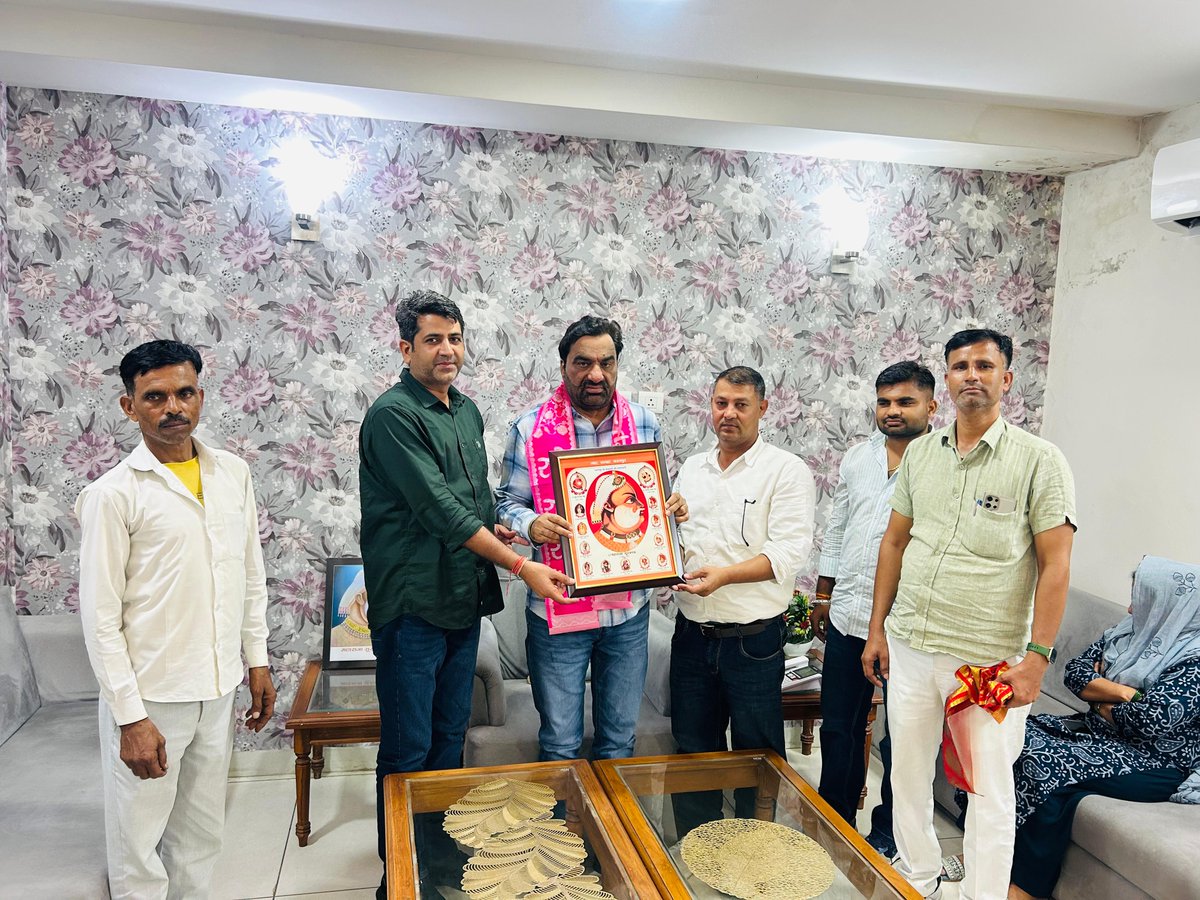 hanumanbeniwal's tweet photo. आज नई दिल्ली स्थित आवास पर भरतपुर एवं डीग जिले से राष्ट्रीय लोकतांत्रिक पार्टी परिवार के साथियों ने आत्मीय मुलाकात की।
इस दौरान आगामी निकाय एवं पंचायती राज चुनावों को लेकर संगठनात्मक विषयों तथा क्षेत्र की विभिन्न स्थानीय समस्याओं एवं जनहित के मुद्दों पर विस्तार से चर्चा हुई।
इस अवसर पर श्री बृजेश सरपंच पथैना, श्री भगत सिंह सूरौता, श्री कौशल पथैना, श्री सचिन हथैनी, श्री नरेंद्र, श्री जितेंद्र सिंह सहित पार्टी परिवार के अन्य साथी उपस्थित रहे।
#RLP #MPNagaur