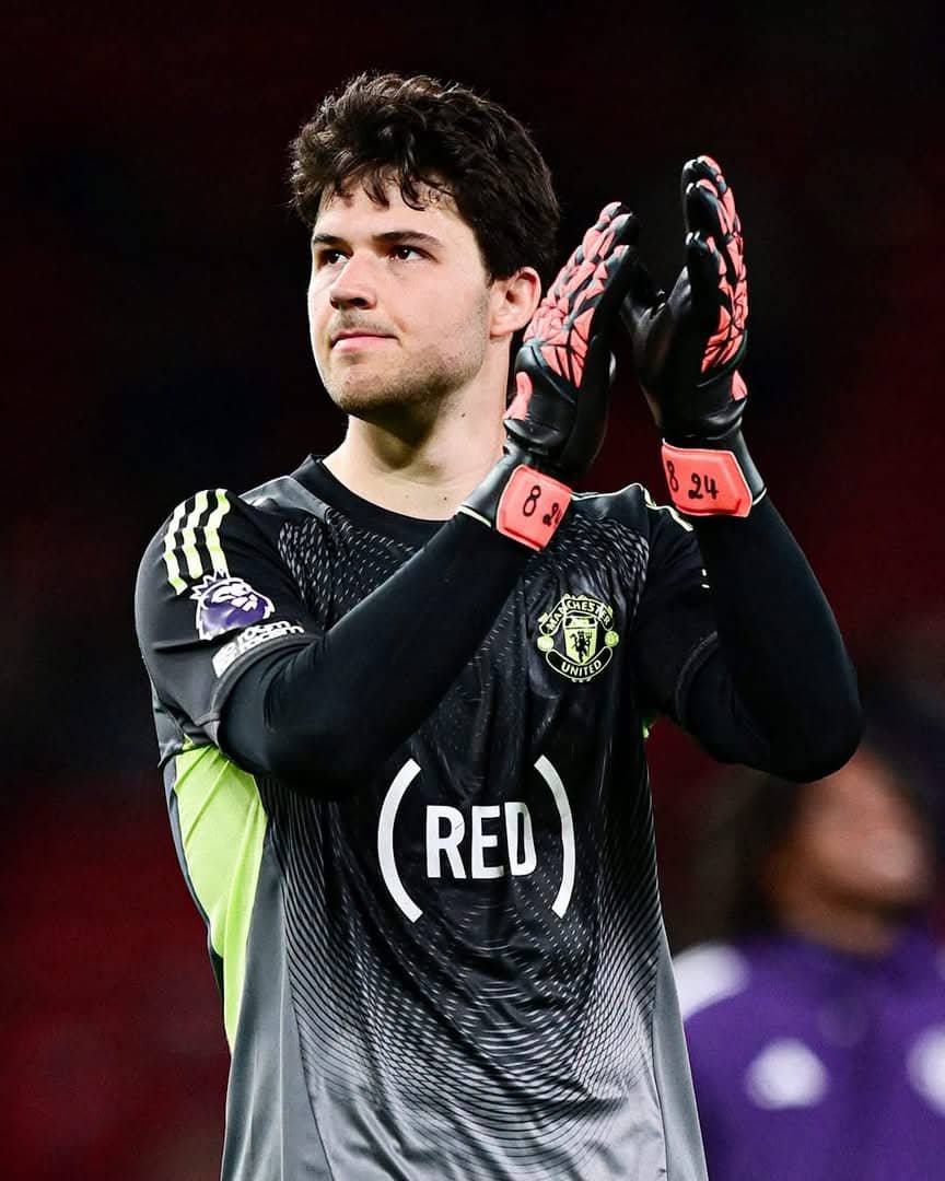 TheEmceeDotman's tweet photo. Senne Lammens joined Man United for £18m last summer as a relatively unknown prospect. One year later:

🧤 Lost just 4 of 32 league games
🧱 Prevented more goals than any other Premier League goalkeeper in 2025/26
🥇 Named Premier League Signing of the Season
1️⃣ Now Man United's No.1 goalkeeper

Some first season 👏
