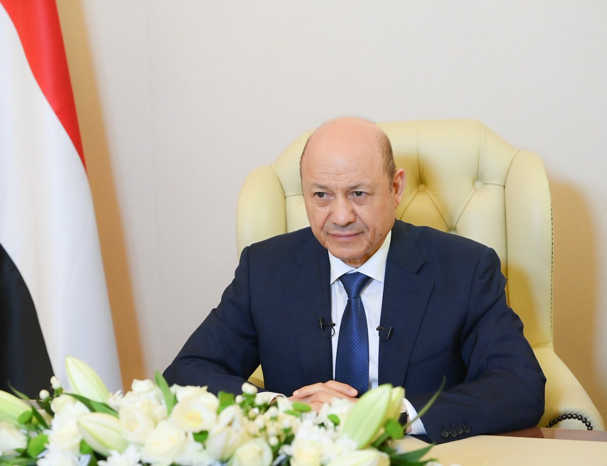 alrougui's tweet photo. أبرز ما جاء في بيان الرئيس رشاد العليمي:

-الهدف الاستراتيجي: 
استعادة مؤسسات الدولة، إسقاط انقلاب الحوثيين، وإنهاء وجود السلاح خارج سلطة الدولة.

-تغيّر الموقف العسكري: 
أكد أن القوات الحكومية أصبحت أكثر تماسكًا، وتعمل تحت غرفة عمليات وقيادة موحدة، وأن الجبهات باتت متكاملة.

-رسالة ردع واضحة:
 «لن يكون هناك بعد اليوم أي عمل تقوم به المليشيات الحوثية دون رد أو ردع متكامل».

-لا لهدنة جديدة بالشكل السابق: التجربة أثبتت -بحسب العليمي- أن الحوثيين يستخدمون الهدن لإعادة بناء قدراتهم والعودة إلى الحرب.

-السلام المطلوب: 
سلام دائم يقوم على دولة تحتكر السلاح والسيادة، ودستور ومساواة بين المواطنين، وليس تقاسم السيادة مع المليشيات.

-تحول الموقف الدولي: 
يرى أن السؤال الدولي انتقل من «كيف نستوعب الحوثيين؟» إلى كيف نحمي الدولة اليمنية والمنطقة والممرات البحرية؟

-الضغط الدولي على الحوثيين: 
اعتبر التصنيف الأمريكي والعقوبات على شبكاتهم المالية والنفطية مؤشرات على تحول دولي لصالح الحكومة، مع العمل على توسيع التصنيف ليشمل الاتحاد الأوروبي.

-العلاقة مع السعودية: 
أكد دور المملكة السياسي والدبلوماسي والاقتصادي، ووصفها بأنها «شريك جوار ومصير ومستقبل مشترك».

-النفط والاقتصاد: 
الحكومة تستعد لاستئناف تصدير النفط والغاز، بعدما تسبب استهداف المنشآت النفطية عام 2022 في خسارة نحو 70% من موارد الحكومة.

-الرواتب: 
يأمل أن تستطيع الحكومة بنهاية العام تغطية رواتب الموظفين من مواردها الداخلية، مع الالتزام برواتب الموظفين في مناطق الحوثيين وفق كشوفات 2014 عند توفر الموارد.

-مشاريع الغاز: إعادة تشغيل مشروع بلحاف وتصدير الغاز تعد من أهم فرص دعم الاقتصاد اليمني.

-مكافحة التهريب: 
نشر قوات على خط يتجاوز 250–300 كم لقطع طرق تهريب الأسلحة والمخدرات والعناصر الإرهابية باتجاه مناطق الحوثيين.

-الخلايا الحوثية: أعلن ضبط عشرات الخلايا الحوثية والإرهابية وإحباط مخططات اغتيالات وضبط متفجرات وعبوات ناسفة.

-مأرب لم تعد وحدها: 
أكد أن أي تصعيد بات يقابله تحرك متزامن في جبهات تعز وشبوة والضالع ولحج وحجة وصعدة وغيرها.

-القضية الجنوبية: وصفها بأنها «قضية سياسية عادلة»، وأكد أن استعادة الدولة لا تعني العودة إلى مركزية ما قبل الحرب، وأن الحكومة ستلتزم بمخرجات الحوار الجنوبي–الجنوبي الذي تستضيفه السعودية.

-حضرموت: أكد حقها في حصتها من الموارد النفطية، مع الحوكمة والشفافية، وطرحها نموذجًا للامركزية والتنمية.

-عدن والجنوب: قال إن الوضع الأمني تحسن، لكنه أقر بأن مستوى الخدمات والاقتصاد لا يزال غير مرضٍ.

-رسالته لليمنيين: «لا تفقدوا ثقتكم بالدولة»، مؤكدًا أن الجبهة الوطنية أصبحت أكثر تماسكًا.

-رسالته لسكان المناطق التي يسيطر عليها الحوثي: «أنتم لستم خصوم الدولة»، والمعركة ليست ضد منطقة أو قبيلة أو حزب.

-رسالته للقوات: حماية المدنيين واحترام القانون ومنع الثأر والمناطقية؛ «قوتنا ليست فقط بالسلاح، القوة هي بالقيم».
رسالته للمجتمع الدولي: المطلوب إنهاء الحرب لا إدارتها، والتخلي عن سياسة احتواء الحوثيين بالحوافز.

-رسالته للحوثيين: ما تزال الفرصة متاحة لإلقاء السلاح والانخراط في السياسة والتنافس عبر صناديق الاقتراع تحت سقف الدولة والقانون.