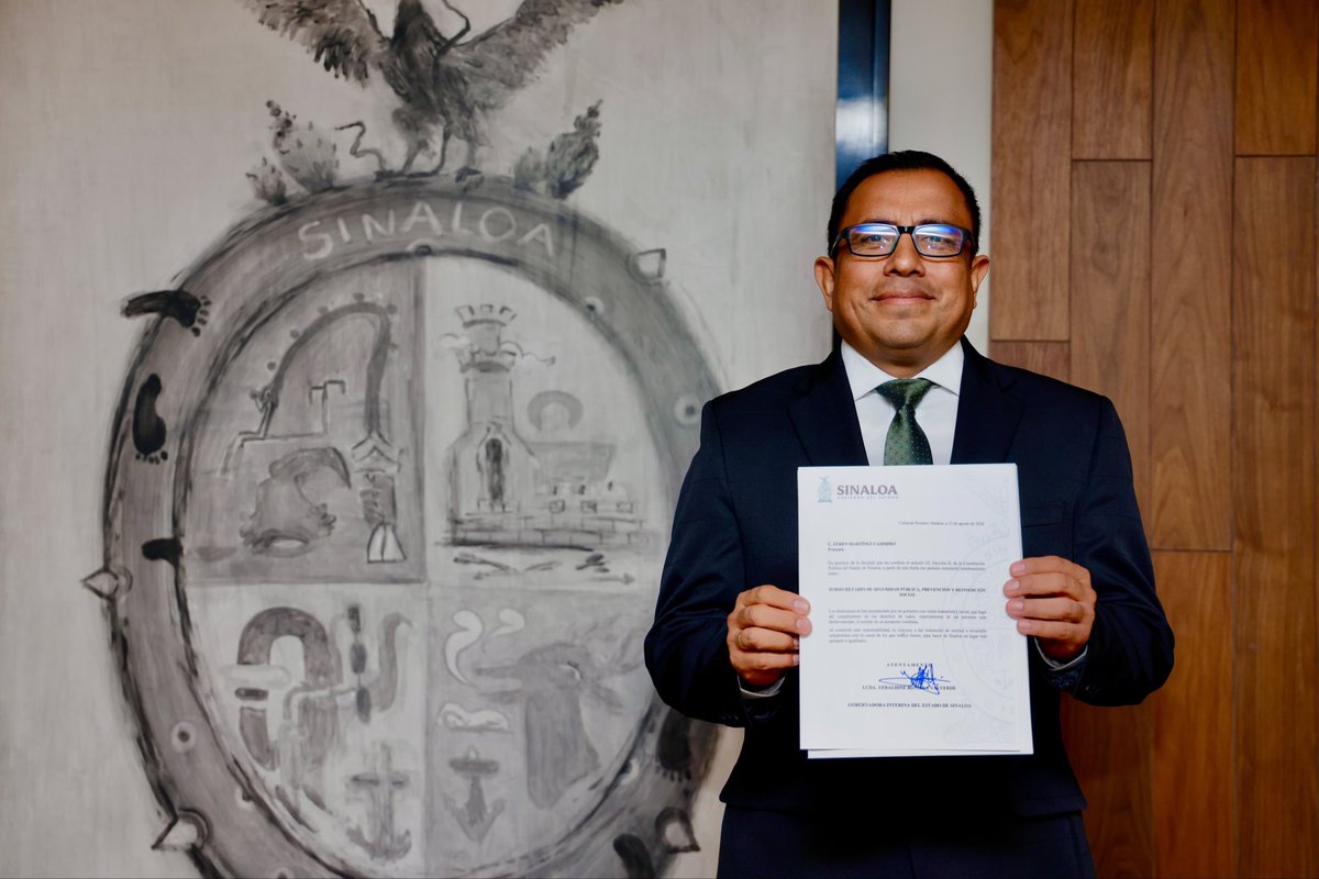 YeralBonillaV's tweet photo. Hoy le tomé protesta al Coronel Diplomado de Estado Mayor, Efrén Martínez Casimiro, como Subsecretario de Seguridad Pública de Sinaloa.

Su experiencia será importante para seguir avanzando en las tareas de prevención, atención y reinserción social en nuestro estado.

Le deseo el mejor de los éxitos en esta nueva encomienda.