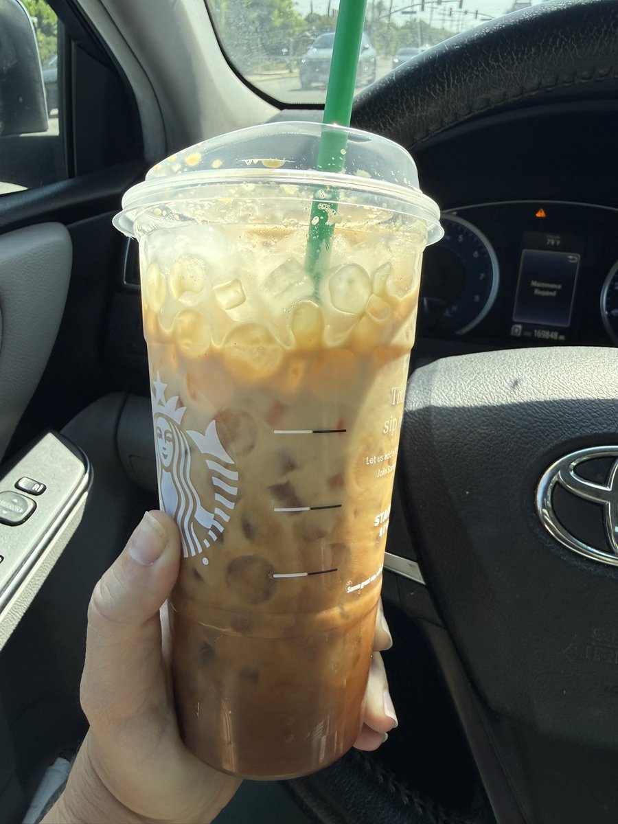 jshermy_casting's tweet photo. Hey @Starbucks why did I just pay $7 for a Venti drink? It is 90% ice?! I got this through the drive-through. I didn’t have time to go back and get it remade, but this is ridiculous. https://t.co/L9QCgAKNRm